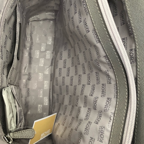 SOLD!!! NWT Michael Kors Jet Set Grey Lg Pocket MF - Picture 6 of 8